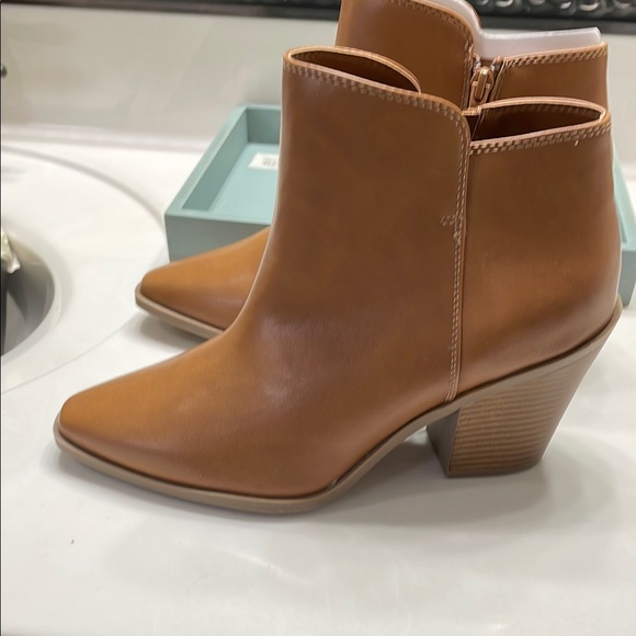 Elegant Tan Ankle Boots - Picture 5 of 5